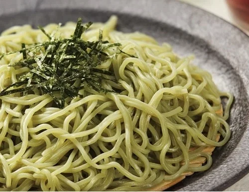 秋田県由利本荘市の、わかめ入りざる中華 は生中華麺にワカメを練り込んだ緑色の麺は見た目も涼しげな、夏にぴったりの秋田名物。スーパーなどで手軽に購入でき、付属のつゆの旨みのある甘さもポイントです。