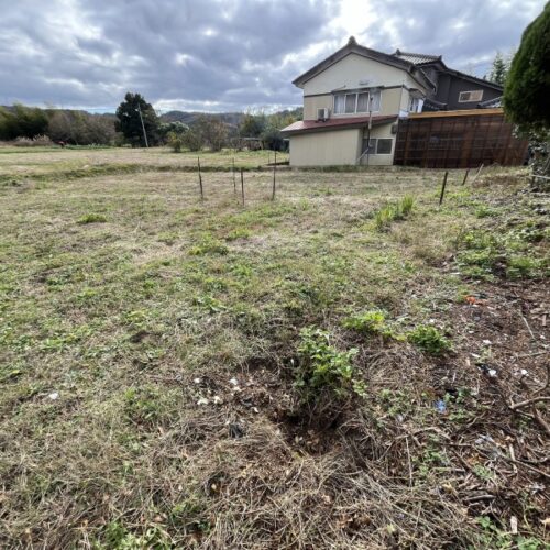 秋田県由利本荘市の物件は、約70坪の農地が隣接しています。日当たりも良好な土地で、本格的な家庭菜園を楽しむことができます。 