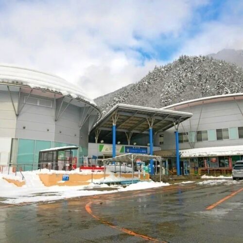 岐阜県飛騨市にある道の駅「スカイドーム神岡」。特産品の販売所やレストランがあるほか、「ひだ宇宙科学館カミオカラボ」も併設