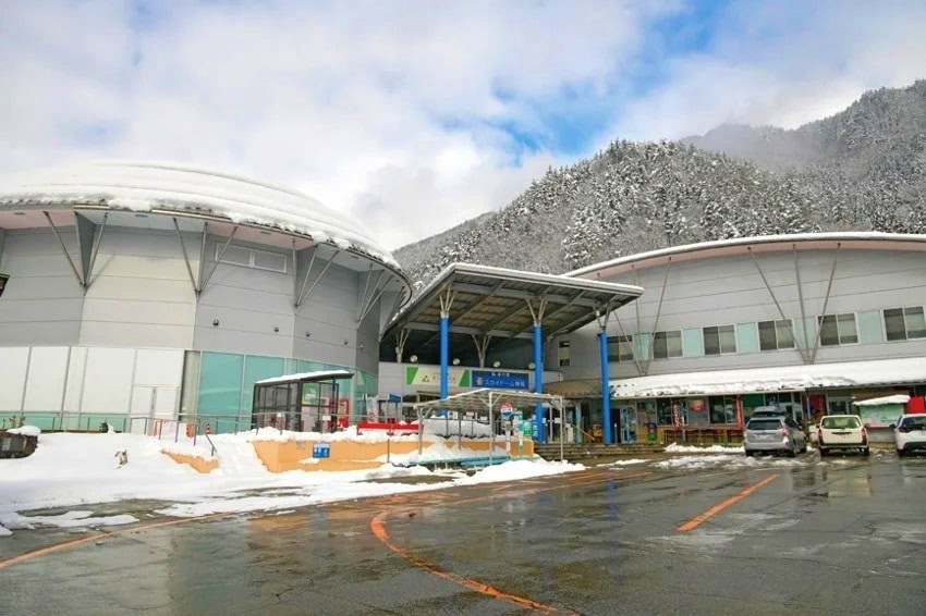 岐阜県飛騨市にある道の駅「スカイドーム神岡」。特産品の販売所やレストランがあるほか、「ひだ宇宙科学館カミオカラボ」も併設