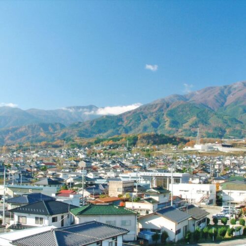 山梨県南アルプス市は、東側には市街地が広がり、奥には南アルプスが望める