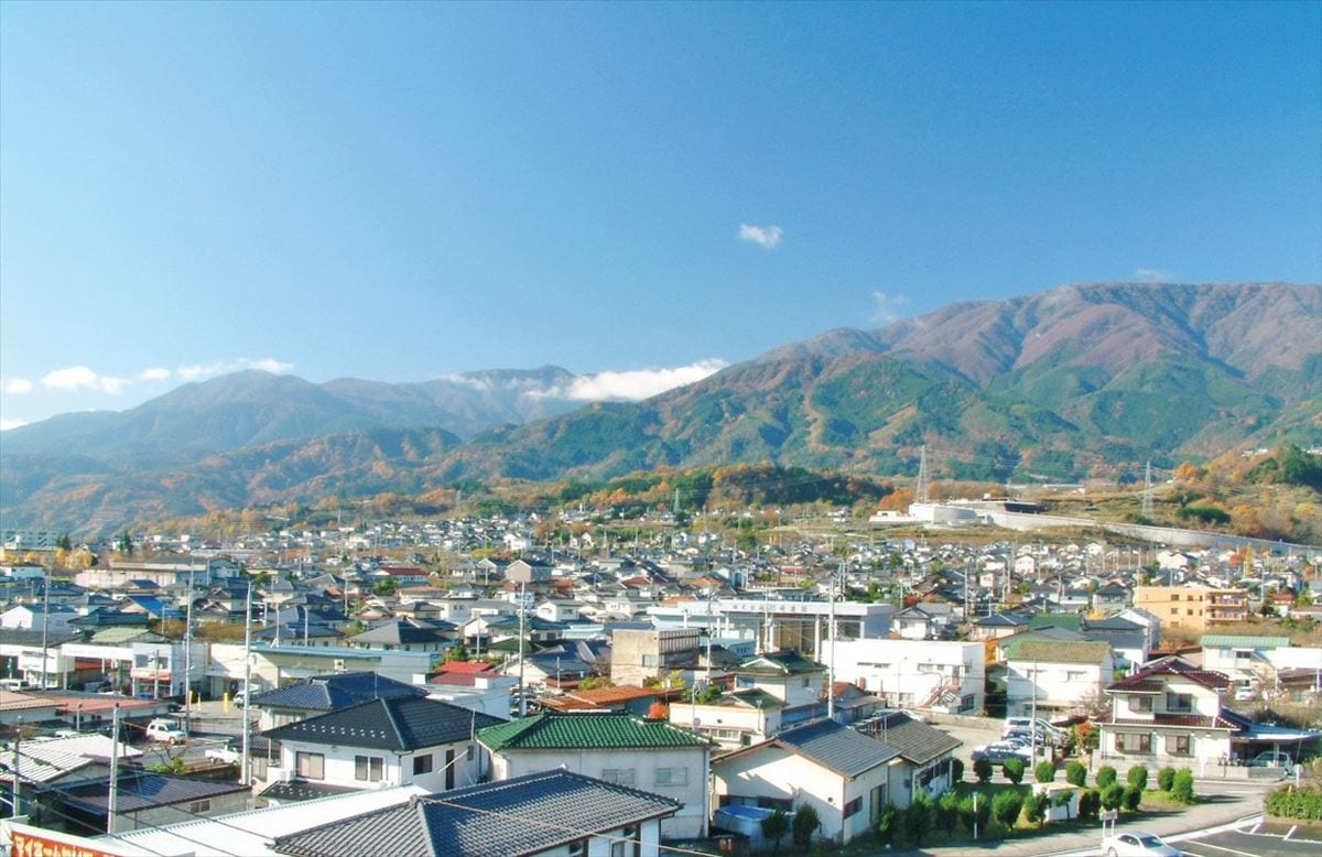 山梨県南アルプス市は、東側には市街地が広がり、奥には南アルプスが望める