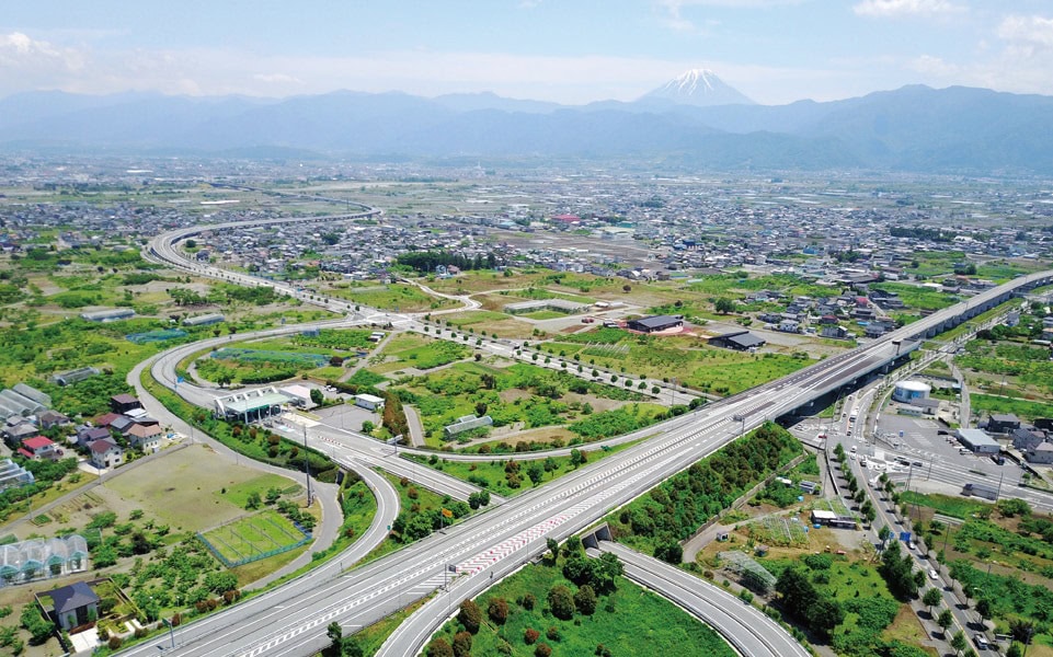 山梨県南アルプス市の中部横断自動車道の様子（開発前の南アルプスIC周辺）