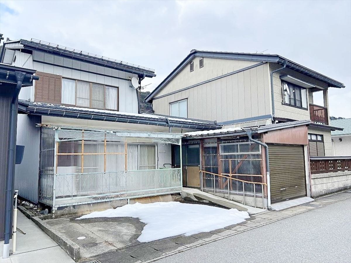 岐阜県飛騨市の物件の車庫スペース