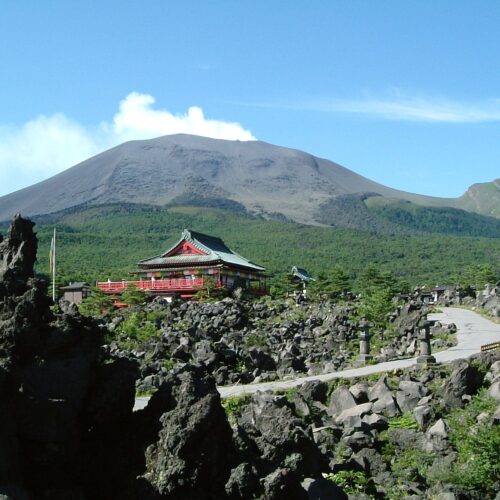 群馬県嬬恋村の鬼押出し園は、日本百名山のひとつである浅間山の噴火によって生まれた浅間高原随一の景勝地です。浅間山は現在も火山活動を続けており、世界でも有数の活火山として知られています。 　1783年の浅間山の噴火で生まれた溶岩の芸術が、鬼押出し園を形作っています。園内には、噴火の激しさを今に伝える岩塊と豊かな大自然が調和した美しい風景が広がっています。