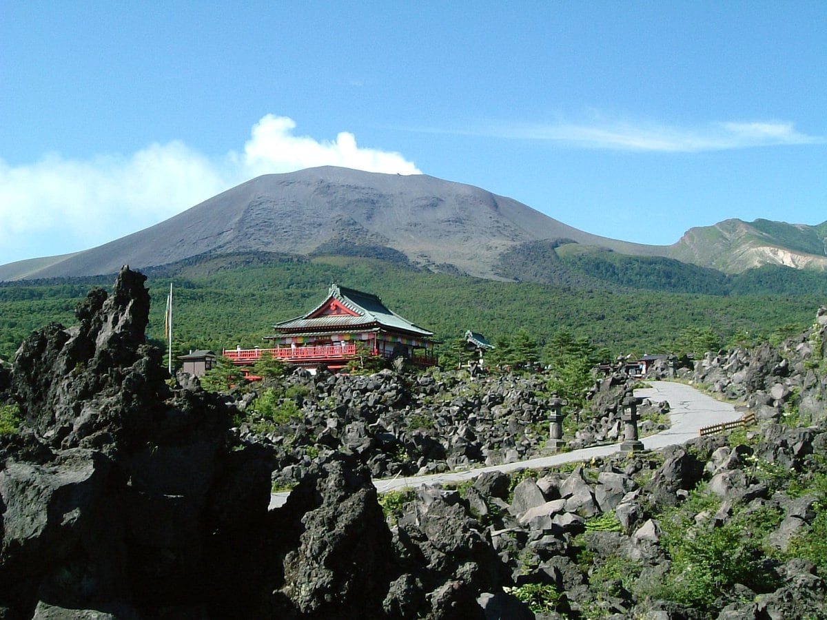 群馬県嬬恋村の鬼押出し園は、日本百名山のひとつである浅間山の噴火によって生まれた浅間高原随一の景勝地です。浅間山は現在も火山活動を続けており、世界でも有数の活火山として知られています。 　1783年の浅間山の噴火で生まれた溶岩の芸術が、鬼押出し園を形作っています。園内には、噴火の激しさを今に伝える岩塊と豊かな大自然が調和した美しい風景が広がっています。