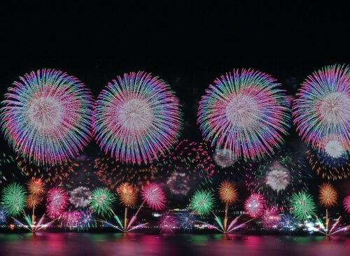 西日本3位となった「松江水郷祭湖上花火大会」は、島根県松江市の「宍道湖（しんじこ）」で開催される西日本最大級の湖上花火大会です。この花火大会は美しい湖面を活かした花火が特徴で、連続斜め打ちやスターマイン尺玉連発、尺玉の4台船からの同時打ち上げなど、多彩なプログラムが繰り広げられます。