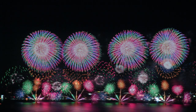 西日本3位となった「松江水郷祭湖上花火大会」は、島根県松江市の「宍道湖（しんじこ）」で開催される西日本最大級の湖上花火大会です。この花火大会は美しい湖面を活かした花火が特徴で、連続斜め打ちやスターマイン尺玉連発、尺玉の4台船からの同時打ち上げなど、多彩なプログラムが繰り広げられます。