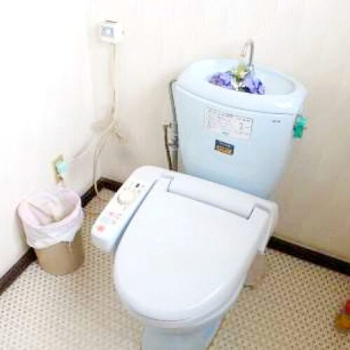 青森県つがる市の物件のトイレ。水洗の洋式トイレで、温水便座もついています