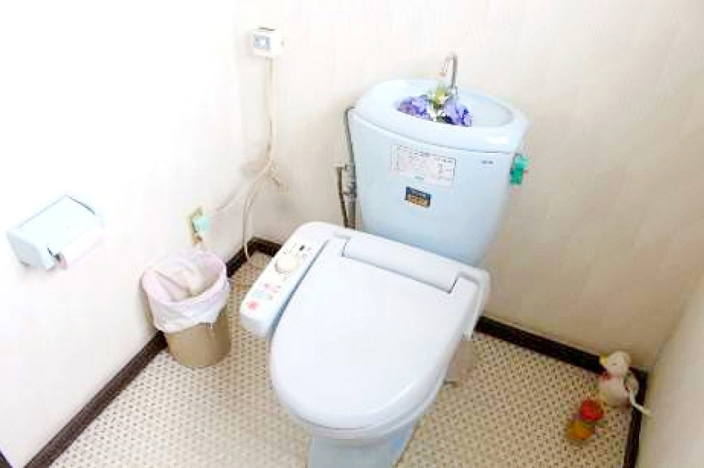 青森県つがる市の物件のトイレ。水洗の洋式トイレで、温水便座もついています