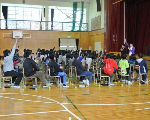 県内の小学校で行った漫才教室です。3月に卒業を控えた6年生の最後のイベントでした。ちなみに漫才教室とは、国語科の指導事項、 『人前で話す』『自分を表現する』『自分の考えを相手に伝える』『相手の事を考えて話をする、聞く』『を、漫才（笑い）を通じて楽しく学んでもらう授業です