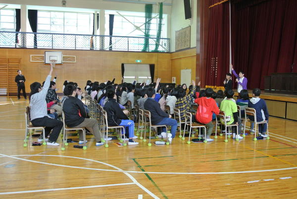 県内の小学校で行った漫才教室です。3月に卒業を控えた6年生の最後のイベントでした。ちなみに漫才教室とは、国語科の指導事項、 『人前で話す』『自分を表現する』『自分の考えを相手に伝える』『相手の事を考えて話をする、聞く』『を、漫才（笑い）を通じて楽しく学んでもらう授業です