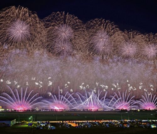 東日本編2位にランクインした秋田県大仙市で行われる「大曲の花火」は、世界で最も質の高い花火が打ち上げられる由緒ある花火競技大会。全国から選び抜かれた一流の花火師たちが、日本一を目指しプライドをかけて製作した作品を打ち上げるため、他では見ることができない花火師こだわりの作品を楽しめます。