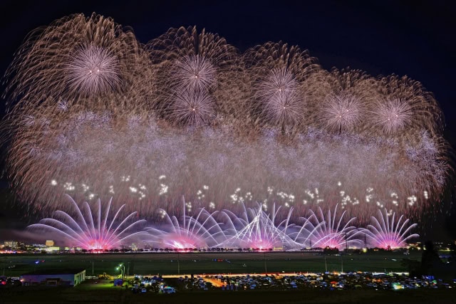 東日本編2位にランクインした秋田県大仙市で行われる「大曲の花火」は、世界で最も質の高い花火が打ち上げられる由緒ある花火競技大会。全国から選び抜かれた一流の花火師たちが、日本一を目指しプライドをかけて製作した作品を打ち上げるため、他では見ることができない花火師こだわりの作品を楽しめます。