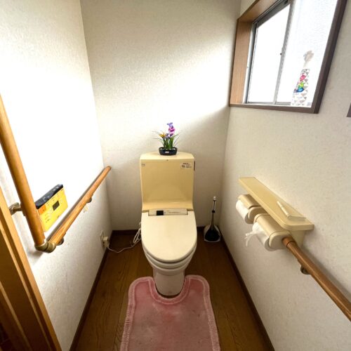 秋田県由利本荘市の物件のトイレは、温水洗浄便座の水洗トイレです。トイレは2階にも、男性用トイレが設けられています。