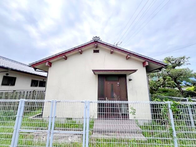 愛媛県松山市の物件の外観。中島の大浦地区に立つもと社宅で、賃貸として借りられます