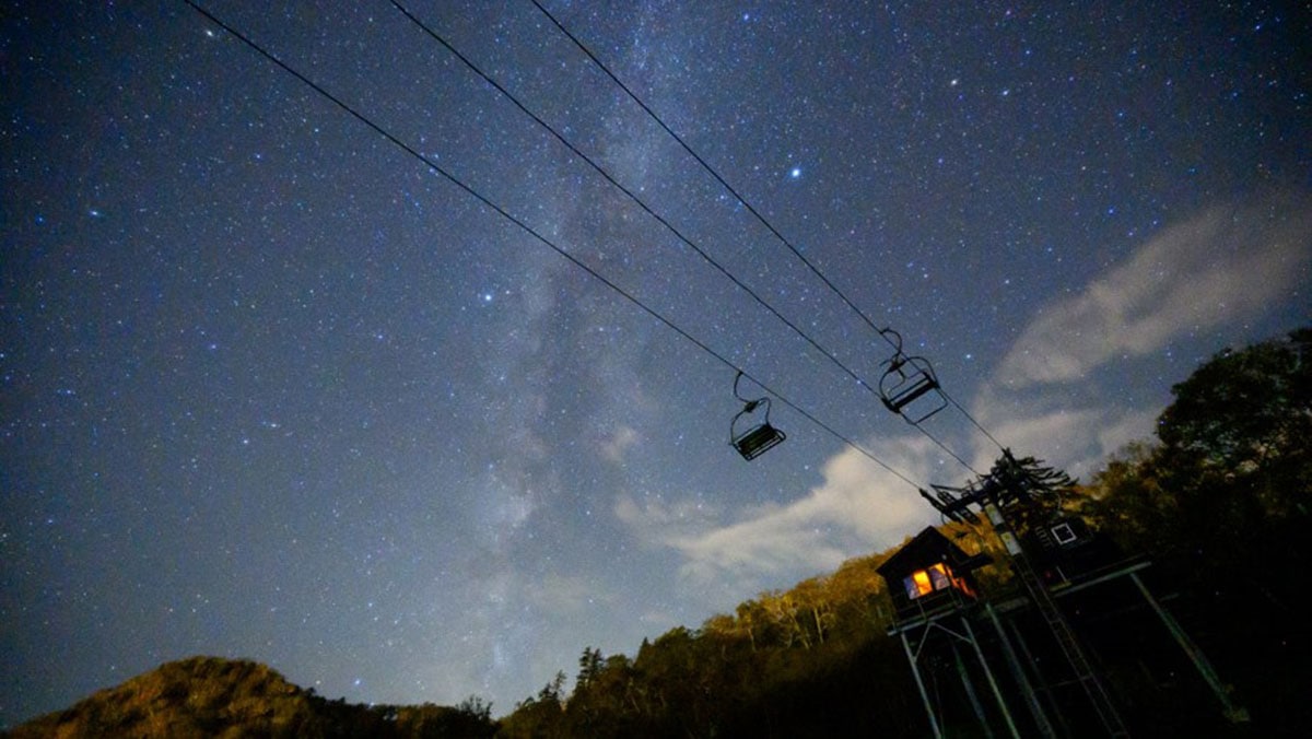 富良野ロープ―ウェイ山頂駅周辺で行われる「星空探検ツアー」。山頂からみる「天の川」は、この夏いちばんの思い出になること間違いなしです。