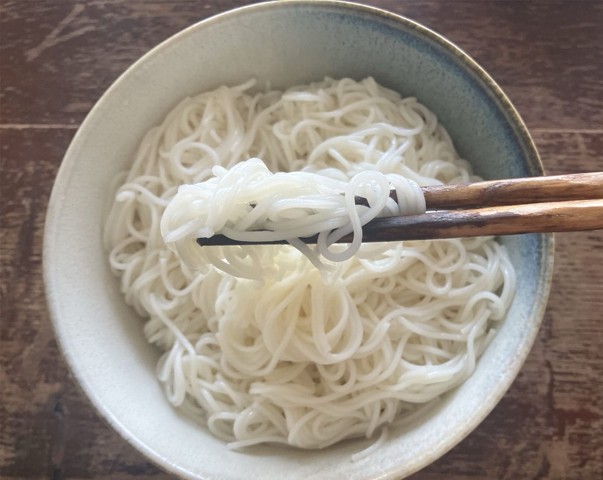 「茹でないそうめん」なら、箸で持ち上げた際に適量がとれるのもうれしいポイントです。