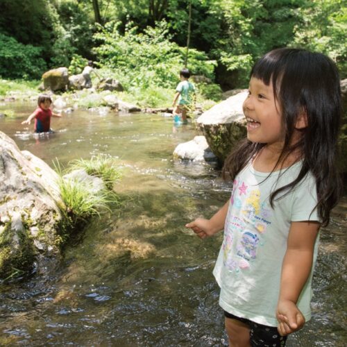 滝の上の清流で水遊び。やまっこかわっこの林間学校みたいな日常／東京都檜原村