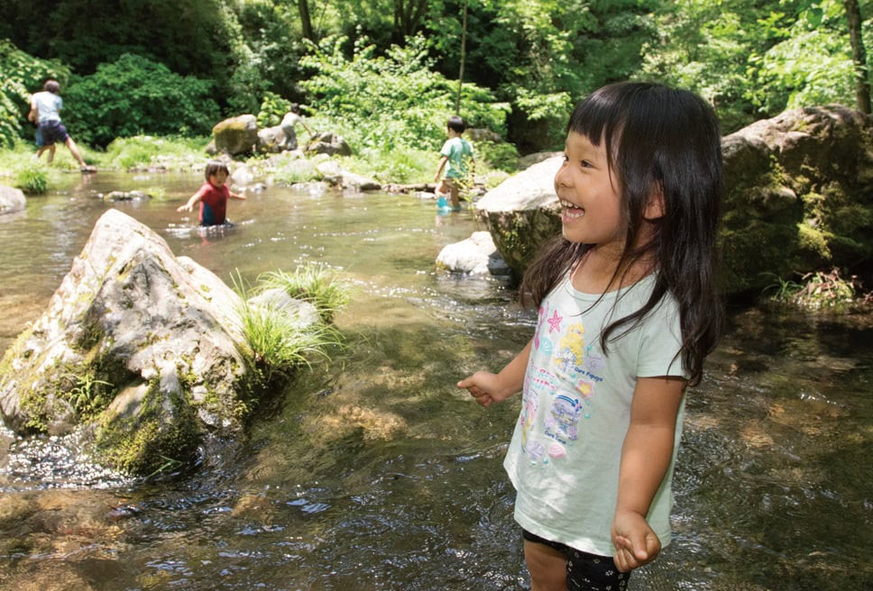 滝の上の清流で水遊び。やまっこかわっこの林間学校みたいな日常／東京都檜原村