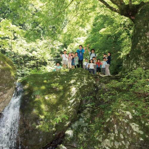 峡谷を抜け、安全な林道ルートを歩いた子たちと合流。里山保育やまっこかわっこ／東京都檜原村