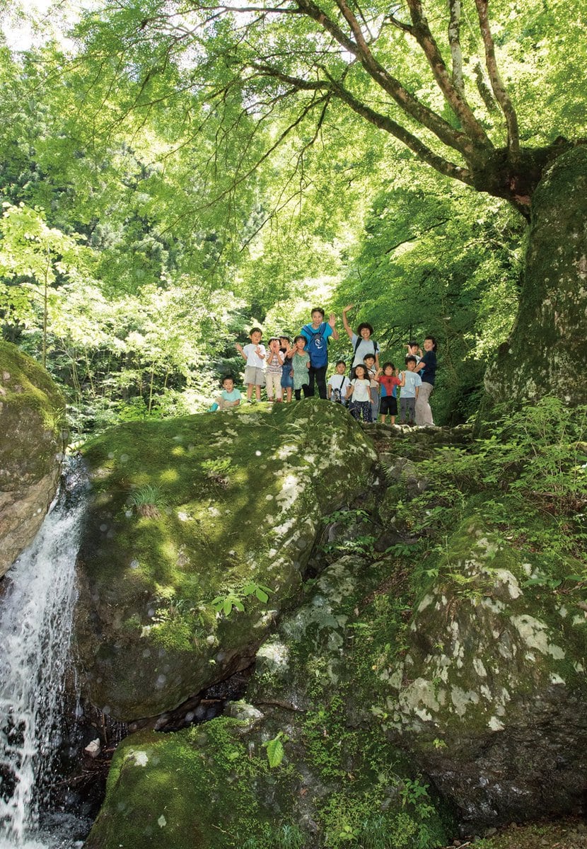 峡谷を抜け、安全な林道ルートを歩いた子たちと合流。里山保育やまっこかわっこ／東京都檜原村