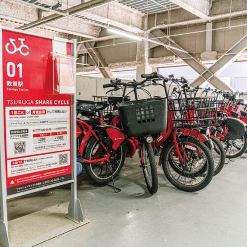 駅前にある「つるがシェアサイクル」のサイクルポート／福井県敦賀市