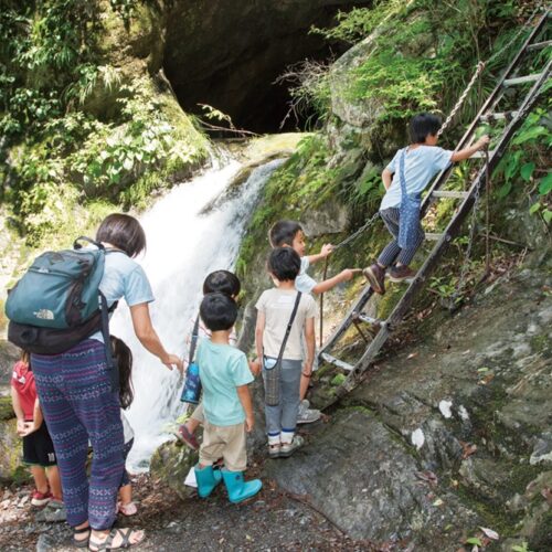 今日のお散歩は神戸 岩の峡谷へ。ハシゴを上って冒険のはじまり。里山保育やまっこかわっこ／東京都檜原村