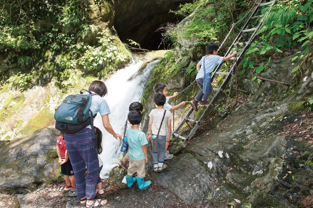 今日のお散歩は神戸
岩の峡谷へ。ハシゴを上って冒険のはじまり。里山保育やまっこかわっこ／東京都檜原村