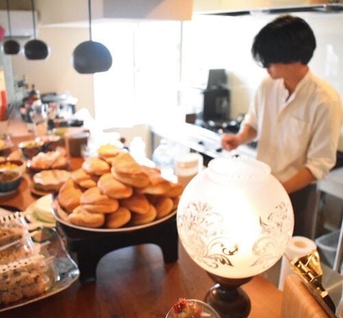 プレオープンにて、地域の方へ振る舞う料理を出している様子／石川県珠洲市