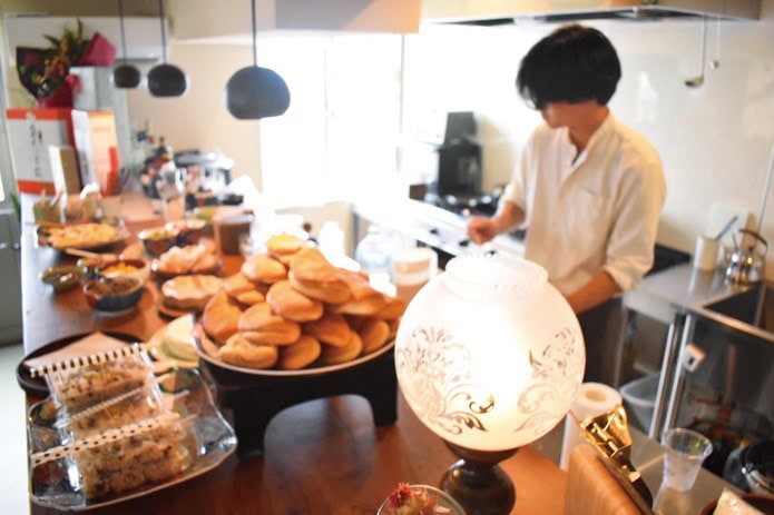 プレオープンにて、地域の方へ振る舞う料理を出している様子／石川県珠洲市