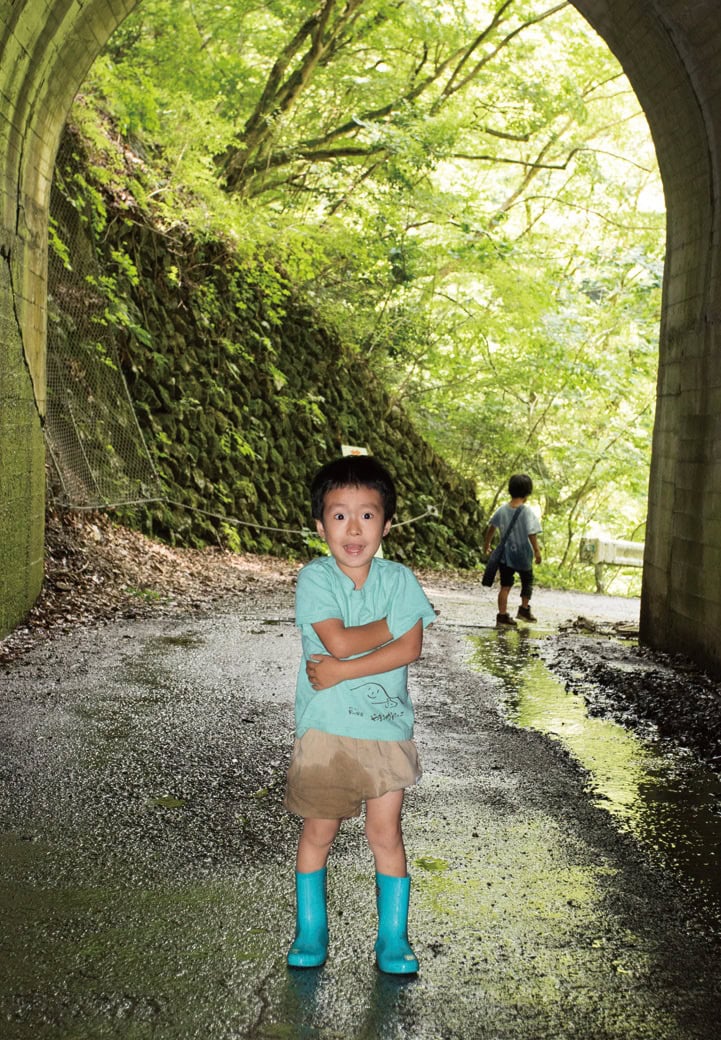 子どもたちが「おば けトンネル」と呼ぶ神戸隧道。里山保育やまっこかわっこ／東京都檜原村