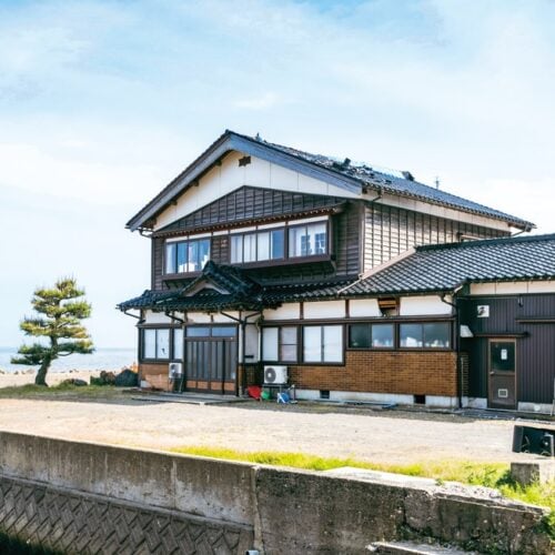 能登特有の大きくて立派な造りの家屋と、縁側の先に広がる海景にひかれて即決した畠山さんの借家／石川県珠洲市