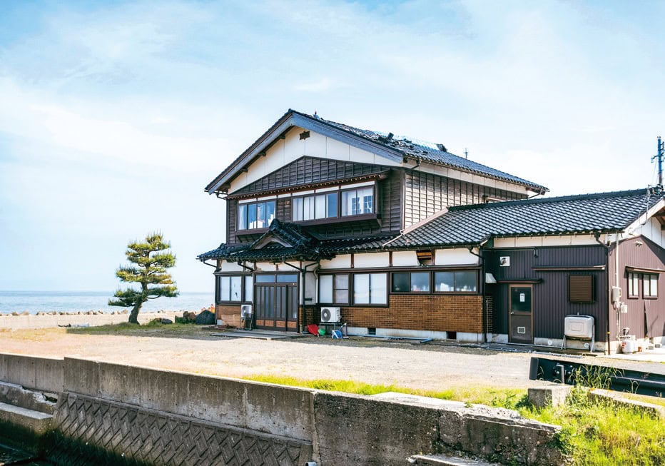 能登特有の大きくて立派な造りの家屋と、縁側の先に広がる海景にひかれて即決した畠山さんの借家／石川県珠洲市