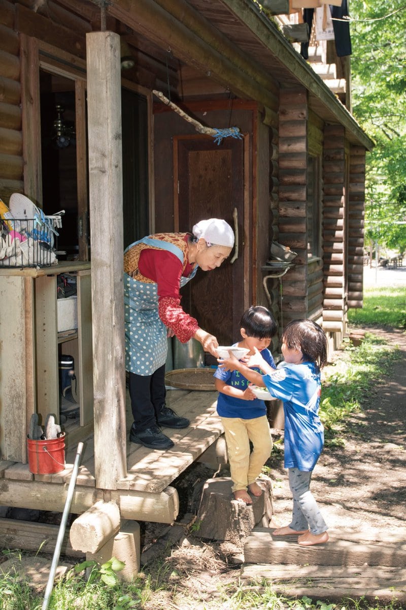 調理するのは隣に住む杉井さんの母、通称「バービー」。大皿を受け取り園舎に運ぶのは子どもたちの役目。里山保育やまっこかわっこ／東京都檜原村