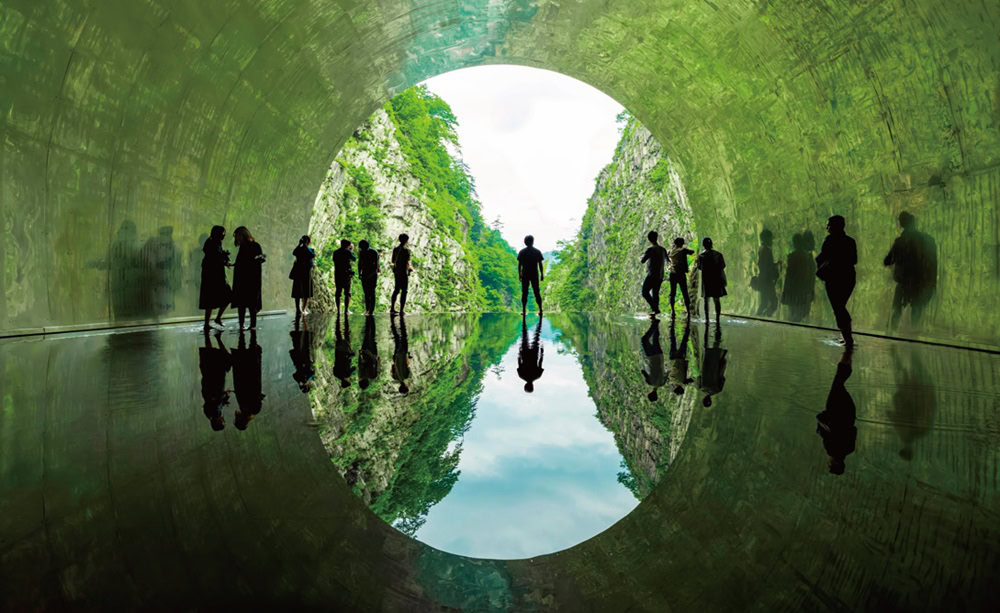 マ・ヤンソン / MADアーキテクツ「Tunnel of Light」Photo by Nakamura Osamu（大地の芸
術祭作品）