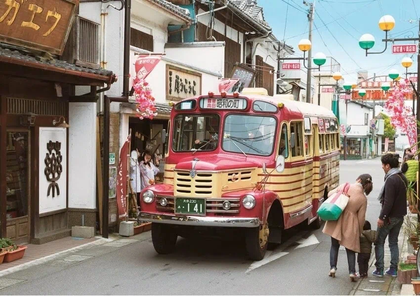 昭和30年代をテーマにした懐かしさが溢れる「豊後高田昭和の町」は、ノスタルジックな町並みを走るボンネットバスに乗ったり、レトロなテーマパークで遊んだり、商店街をぶらりと散策することができる、年間約40万人の観光客が訪れる人気のスポットです。映画やドラマのロケ地としても使われています。