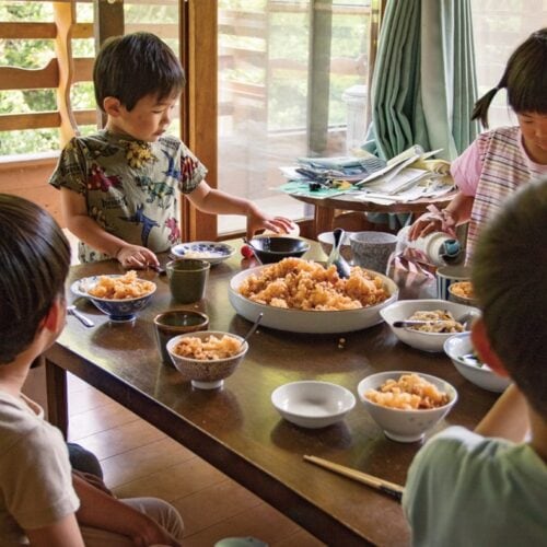 この日のお昼ご飯はみんな大好きパエリア風ピラフ。それぞれ取り分け、いただきます。里山保育やまっこかわっこ／東京都檜原村