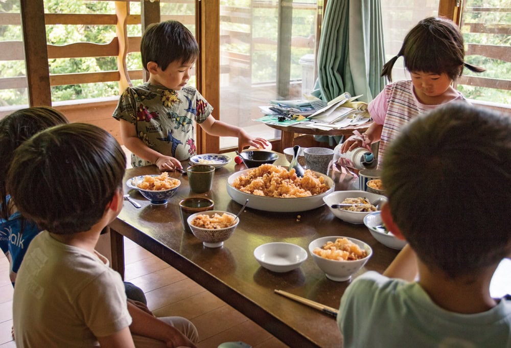 この日のお昼ご飯はみんな大好きパエリア風ピラフ。それぞれ取り分け、いただきます。里山保育やまっこかわっこ／東京都檜原村