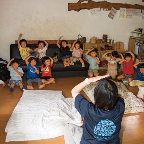 小さい子たちのお昼寝タイムを前に室内で歌や紙芝居。気持ちをゆったり整えて いく。里山保育やまっこかわっこ／東京都檜原村