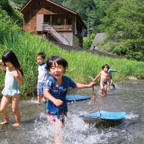 子どもたちは川遊びが大好き。初夏から秋口まで晴れた日の自由時間は、園庭の前の川で遊ぶのが日常。里山保育やまっこかわっこ／東京都檜原村