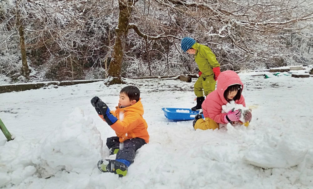 雪が降る日は少ないけれど、里に降れば山間の村では少し多めに積もる。ソリ、雪だるま、かまくら……。遊びは尽きない。里山保育やまっこかわっこ／東京都檜原村