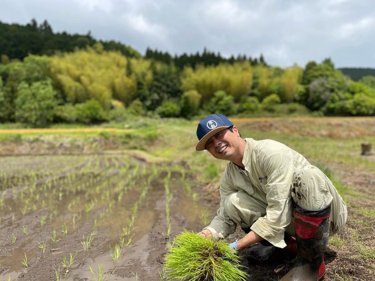 岡山県津山市の田んぼで田植えをする河本準一