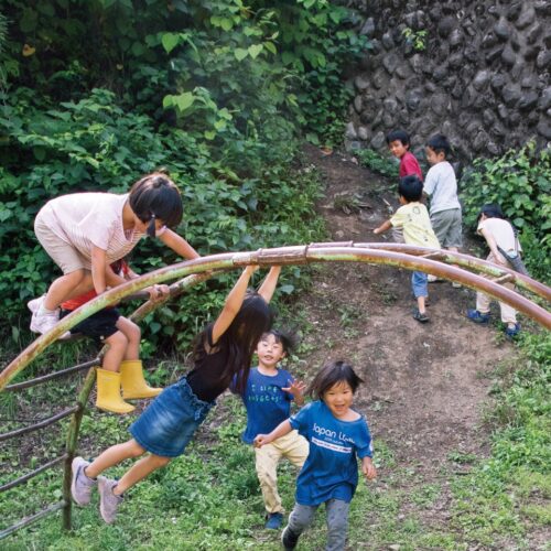 子どもたちはみんなそれぞれ、思い思いの遊びに夢中。里山保育やまっこかわっこ／東京都檜原村