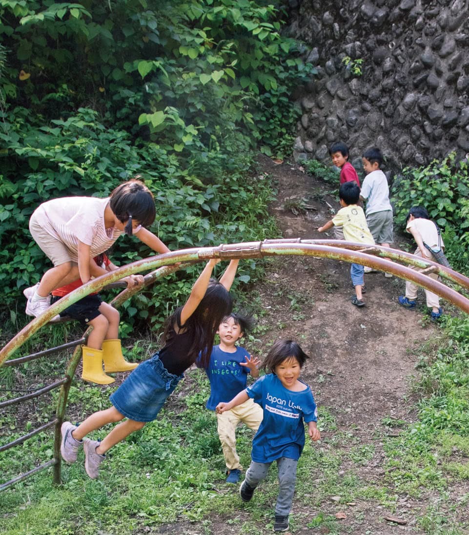 子どもたちはみんなそれぞれ、思い思いの遊びに夢中。里山保育やまっこかわっこ／東京都檜原村