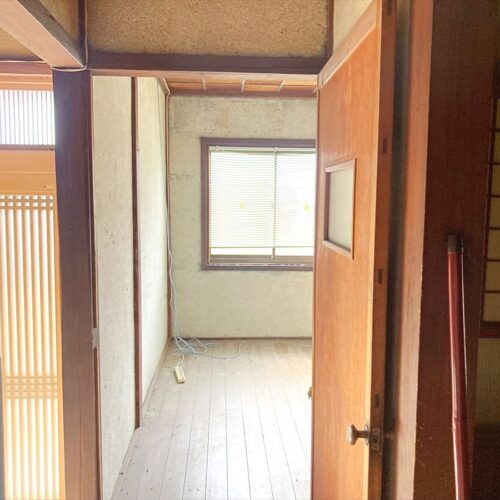 山口県山陽小野田市の物件の洋室。玄関入って左手にある小さな部屋です