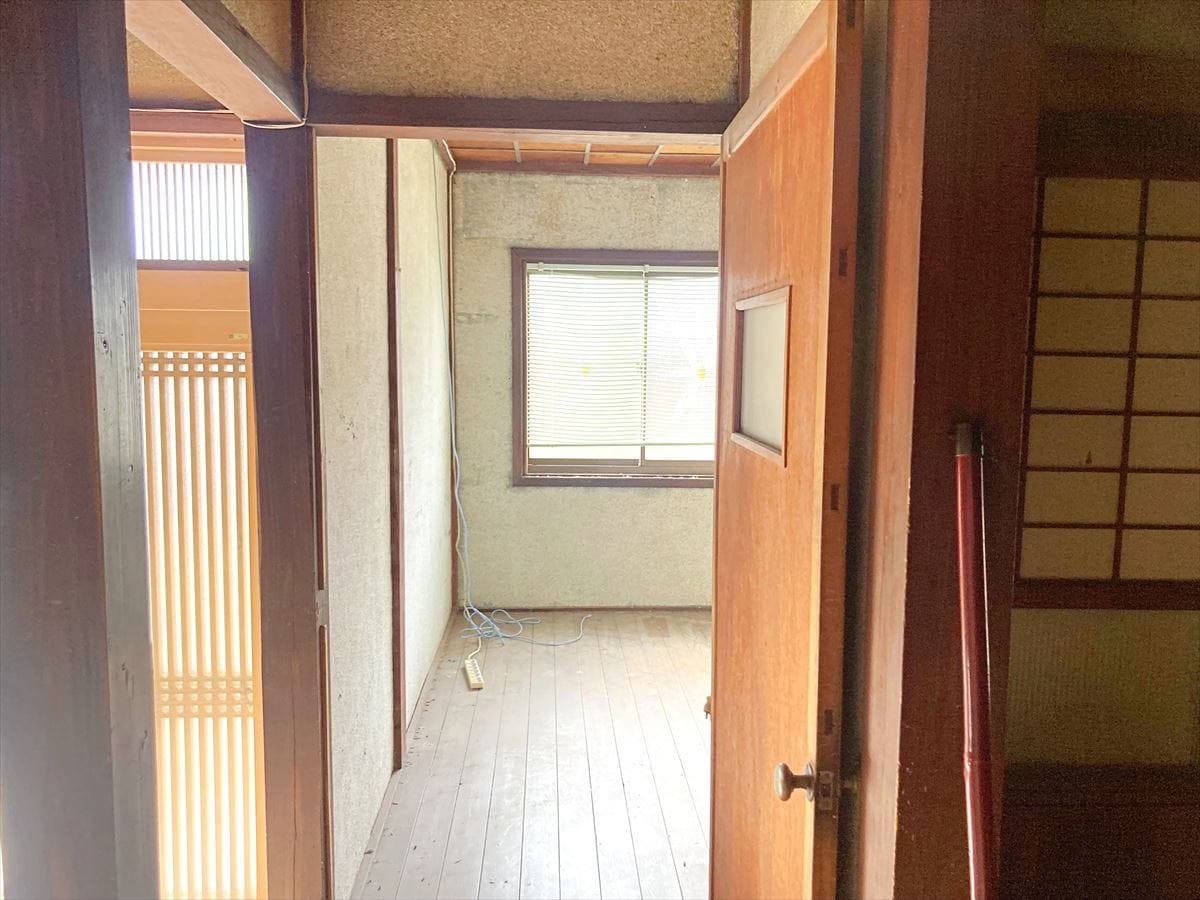 山口県山陽小野田市の物件の洋室。玄関入って左手にある小さな部屋です