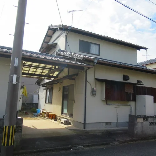 大分県宇佐市の物件の外観です。海まで歩いてすぐの、静かな住宅街にある物件です。