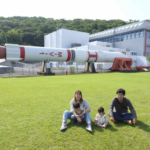 鹿児島県肝付町が「東洋のフロリダ」と呼ばれる理由の一つが、日本初の人口衛星「おおすみ」が発射されたことで知られるJAXA内之浦宇宙空間観測所の存在です。起伏の多い地勢の山腹を削って造成された台地に機能的な建物が配置されており、世界でも珍しい山地に立つロケット発射場です。