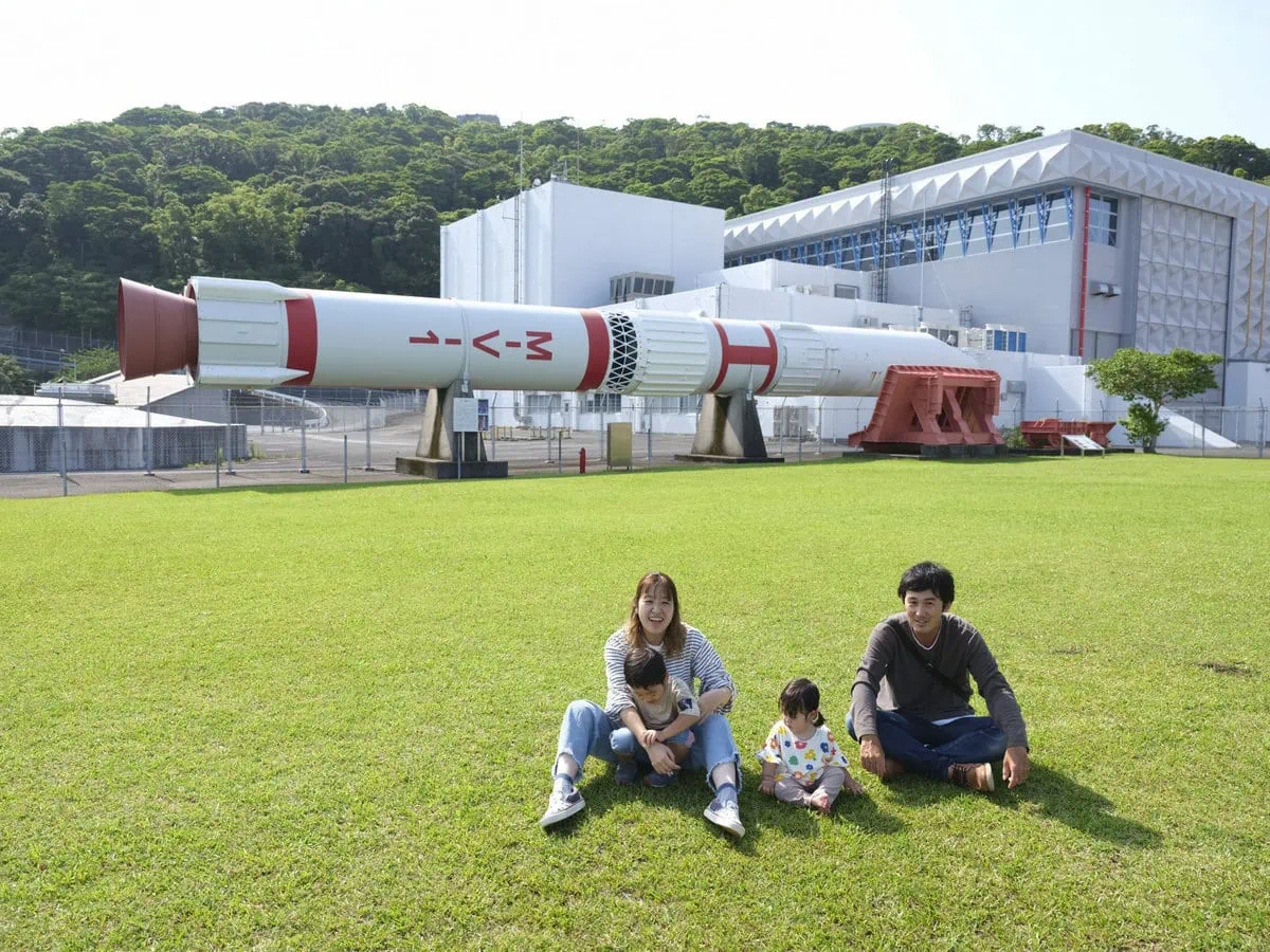 鹿児島県肝付町が「東洋のフロリダ」と呼ばれる理由の一つが、日本初の人口衛星「おおすみ」が発射されたことで知られるJAXA内之浦宇宙空間観測所の存在です。起伏の多い地勢の山腹を削って造成された台地に機能的な建物が配置されており、世界でも珍しい山地に立つロケット発射場です。